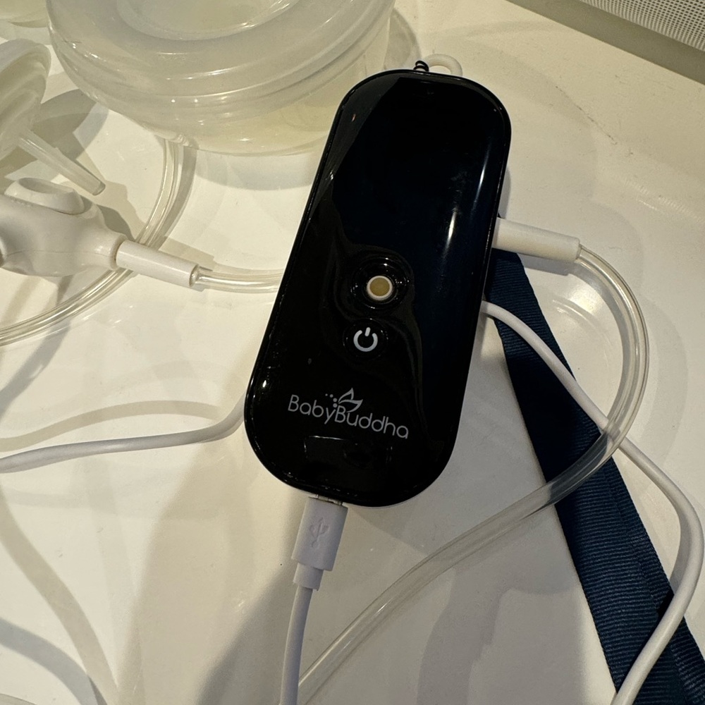 Baby Buddha portable pump with freemie cups